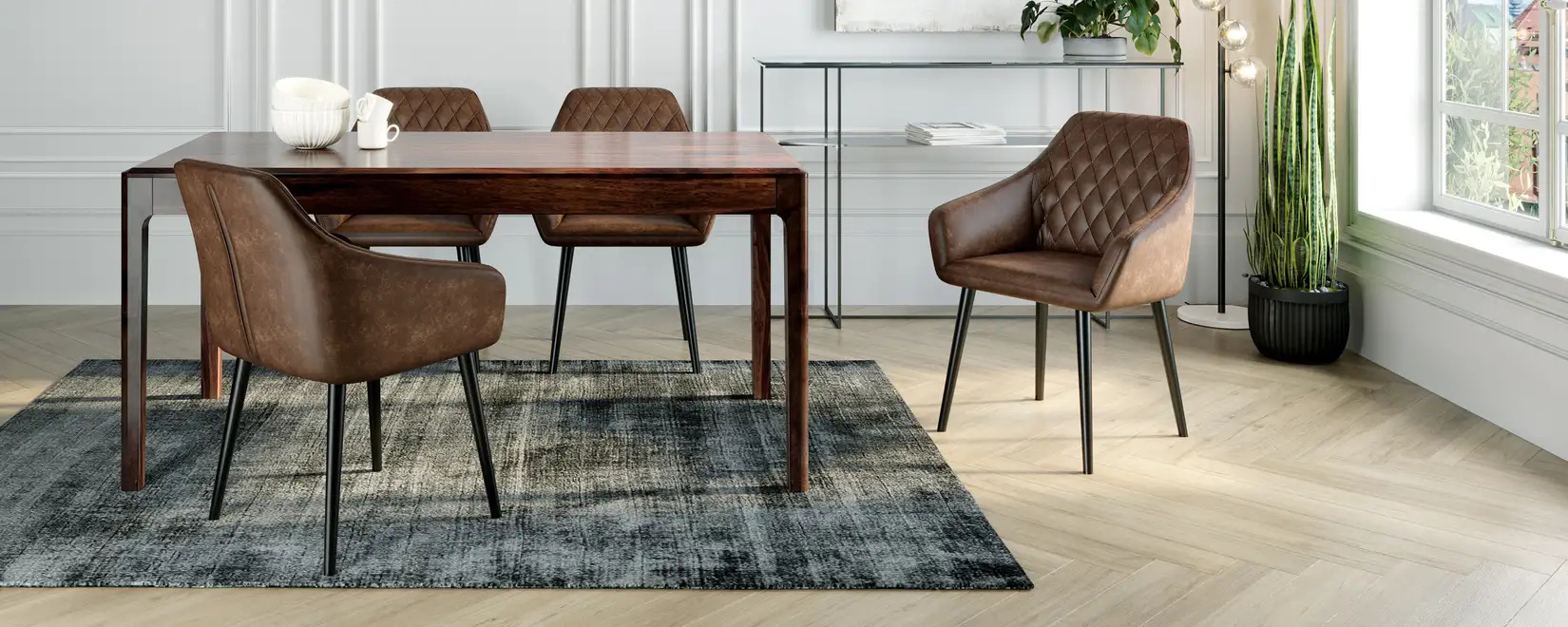 Столове с подлакътници.