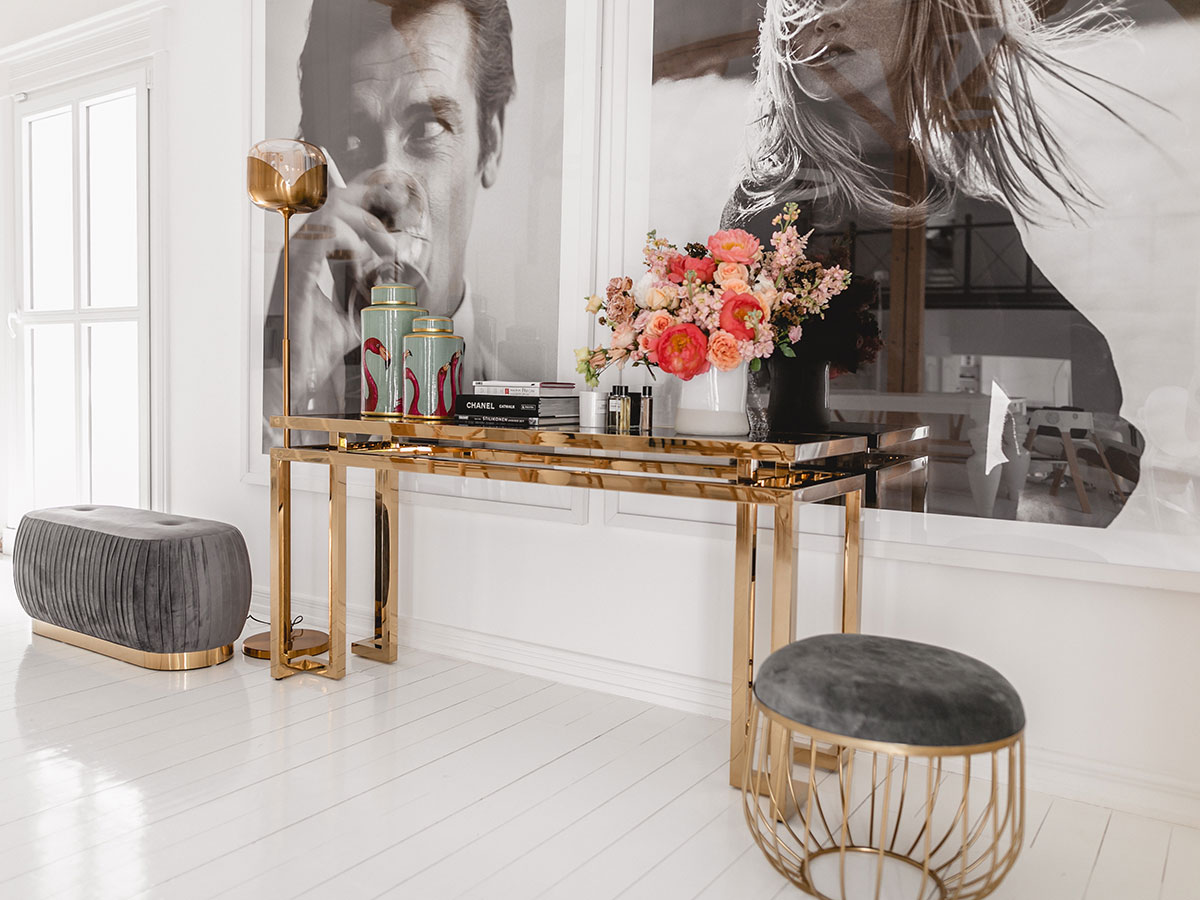 Конзолни маси.