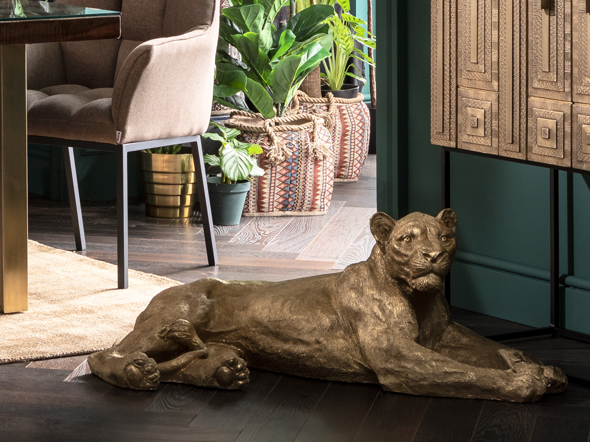 Jalalliset koriste-esineet.