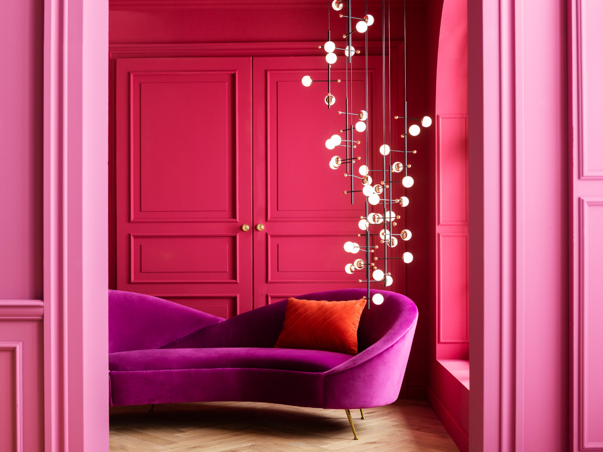 Pantone 2023 metų spalva:<br>Viva Magenta.