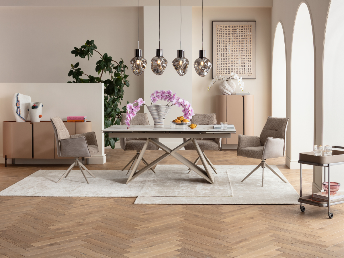 Pilkos ir smėlio spalvos harmonija.