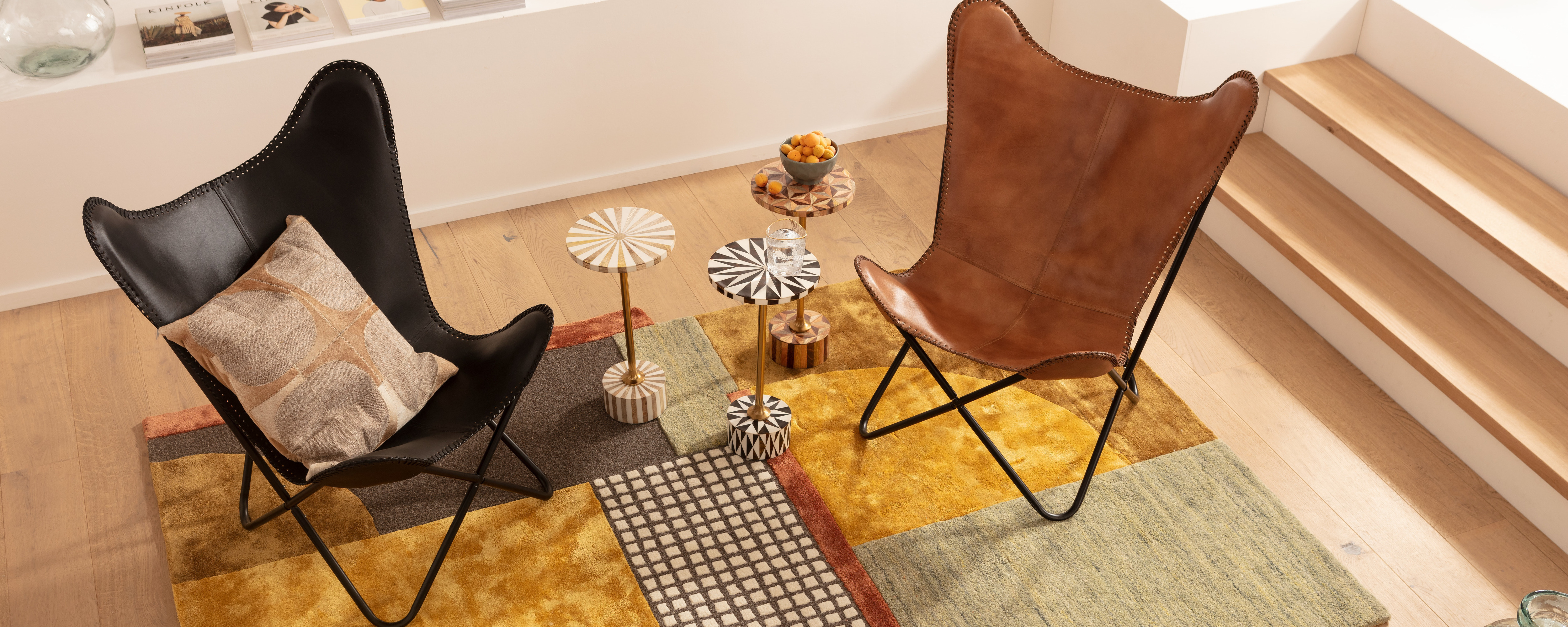 Stilingi kavos ir šoniniai staliukai.