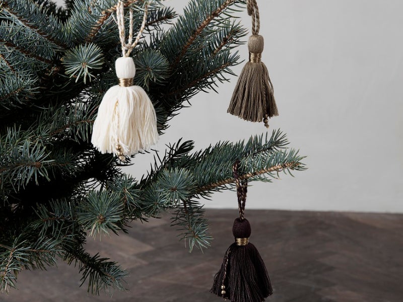 Сделайте ставку на елочные украшения ручной работы, сделанные своими руками.