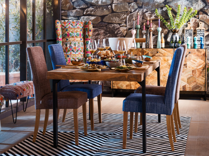 Trendshow: TAVOLO IN LEGNO SU GAMBE IN ACCIAIO.