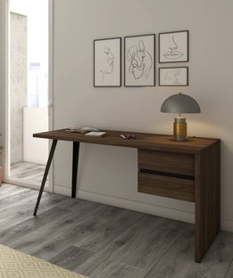 Biurko nowoczesne 2 szuflady orzech włoski 136x69 cm – obraz-1