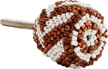 Gałka do mebli w białe i miedziane koraliki – obraz-1