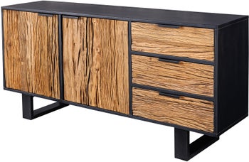 Drewniana komoda z metalowymi akcentami na półkach i szufladach – grafika-1.