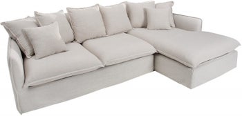 Biały narożnik tapicerowany z poduszkami dla stylowego wnętrza – grafika-1.