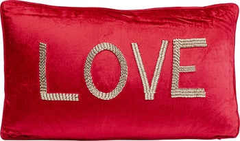Poduszka dekoracyjna czerwona aksamitna z napisem Love 60x35 cm – obraz-1