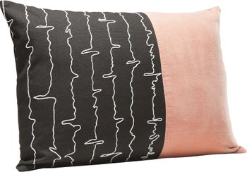 Poduszka dekoracyjna Fibrillation 50x35 cm czarno-różowa – obraz-1