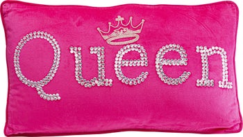 Poduszka dekoracyjna różowa aksamitna z napisem Queen 60x35 cm – obraz-1