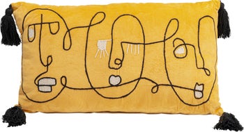 Poduszka dekoracyjna żółta z frędzlami 60x35 cm twarze artystyczne – obraz-1