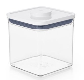 Pojemnik kwadratowy na przekąski i sypką żywność przezroczysty z białą pokrywką tworzywo sztuczne 2,6 L – grafika-1.