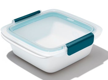 Pojemnik lunchowy z dwoma poziomami biały z detalami w odcieniach morskich – grafika-1.