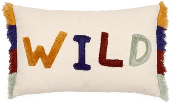 Poszewka dekoracyjna do pokoju dziecka kolorowa 50x30 cm z napisem Wild – obraz-1
