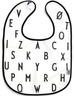 Śliniak biały w czarne litery 28x38 cm – obraz-1