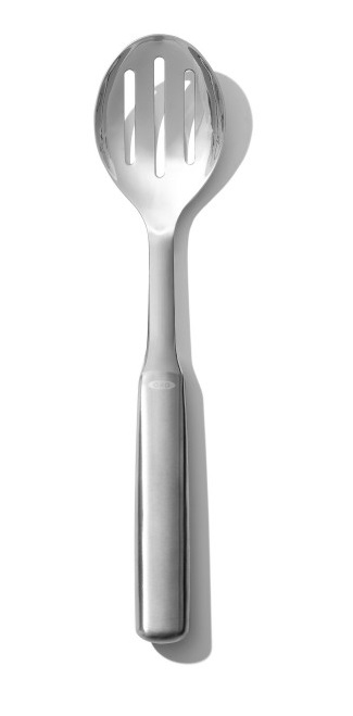 Stalowa płaska łyżka cedzakowa do serwowania w srebrnym odcieniu 33x5 cm – grafika-1.