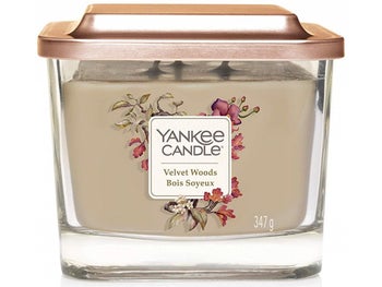 Świeca zapachowa z 3 knotami Yankee Candle Velvet Woods – obraz-1