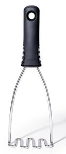 Tłuczek stalowy do ziemniaków z czarnym wygodnym uchwytem – grafika-1.