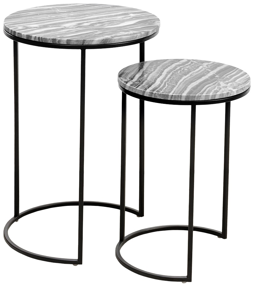 Zestaw dwóch stolików pomocniczych z marmurowym blatem w odcieniach szarości i czarną metalową podstawą – grafika-1.