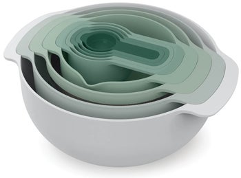 Zestaw misek i miarek + durszlak i sito odcienie zieleni – grafika-1.